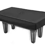 Funda de lona resistente color negro para mesa de billar, vista en perspectiva, ajustada a la superficie y bordes para proteger del polvo.