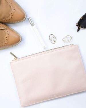 Zapatos, gafas de sol y bolso de mano en tonos claros