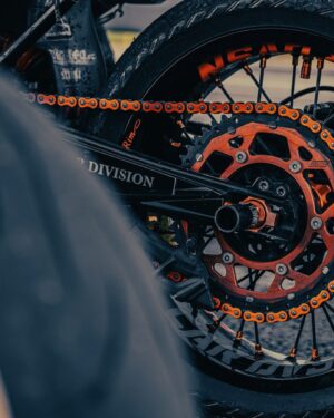 Rueda y cadena de una motocicleta en primer plano