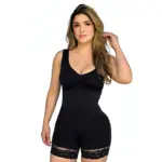 Mujer con powerbody negro seamless, diseño de escote redondo, control de abdomen y encaje en las piernas para uso diario.