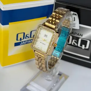 Reloj Q&Q Cuadrado con Piedras para Dama en Dorado o Plateado - Luce Elegancia Clasica