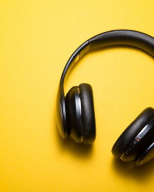 Audifonos inalambricos sobre fondo amarillo