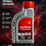Aceite hidráulico antidesgaste Japani ISO 68 en envase de 500ml gris con tapa roja, con salpicaduras de aceite rojo sobre fondo oscuro.