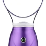 Vaporizador facial de ozono con base morada metálica y máscara transparente de diseño curvo para limpieza profunda de poros.