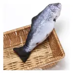 Juguete de peluche para gatos con diseño de pez realista en tonos gris y blanco, dentro de una canasta de mimbre.