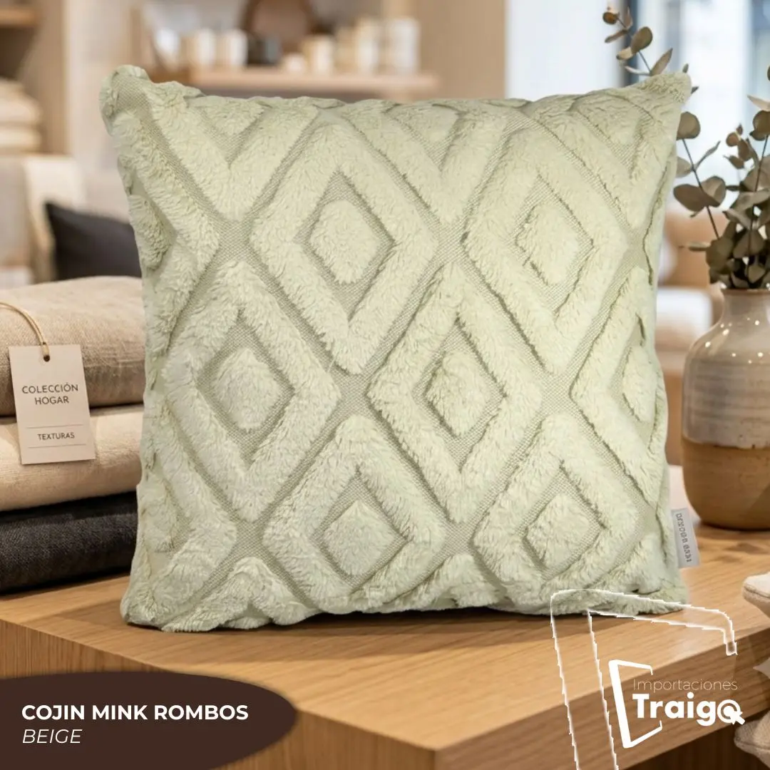 Cojín decorativo beige de 45x45 cm con textura suave tipo mink y diseño de rombos en relieve, exhibido sobre una mesa de madera.