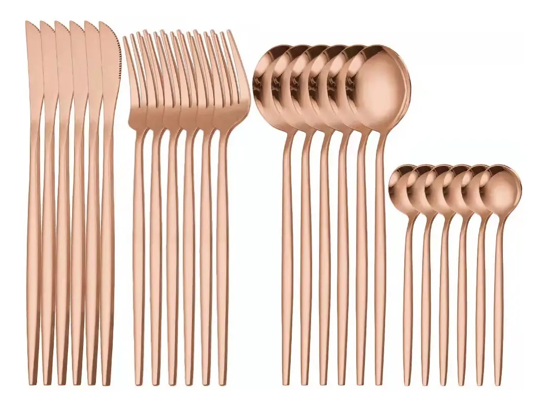 Set de 24 cubiertos de acero inoxidable color oro rosa para seis personas, incluye cuchillos, tenedores, cucharas grandes y cucharitas organizados en fila.