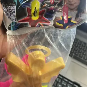 Soportes para velas de repostería en bolsa transparente, incluye figura de ángel plástico amarillo con alas y halo y piezas de colores.