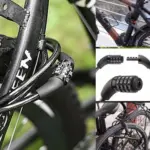 Set x2 candados de guaya de acero negros con combinación numérica de cuatro dígitos y cabezal de inserción, enrollados en el marco de una bicicleta