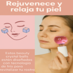 Esfera de masaje facial rosa translúcida con mango blanco aplicada en la mejilla de una mujer para revitalizar la piel y reducir la hinchazón.