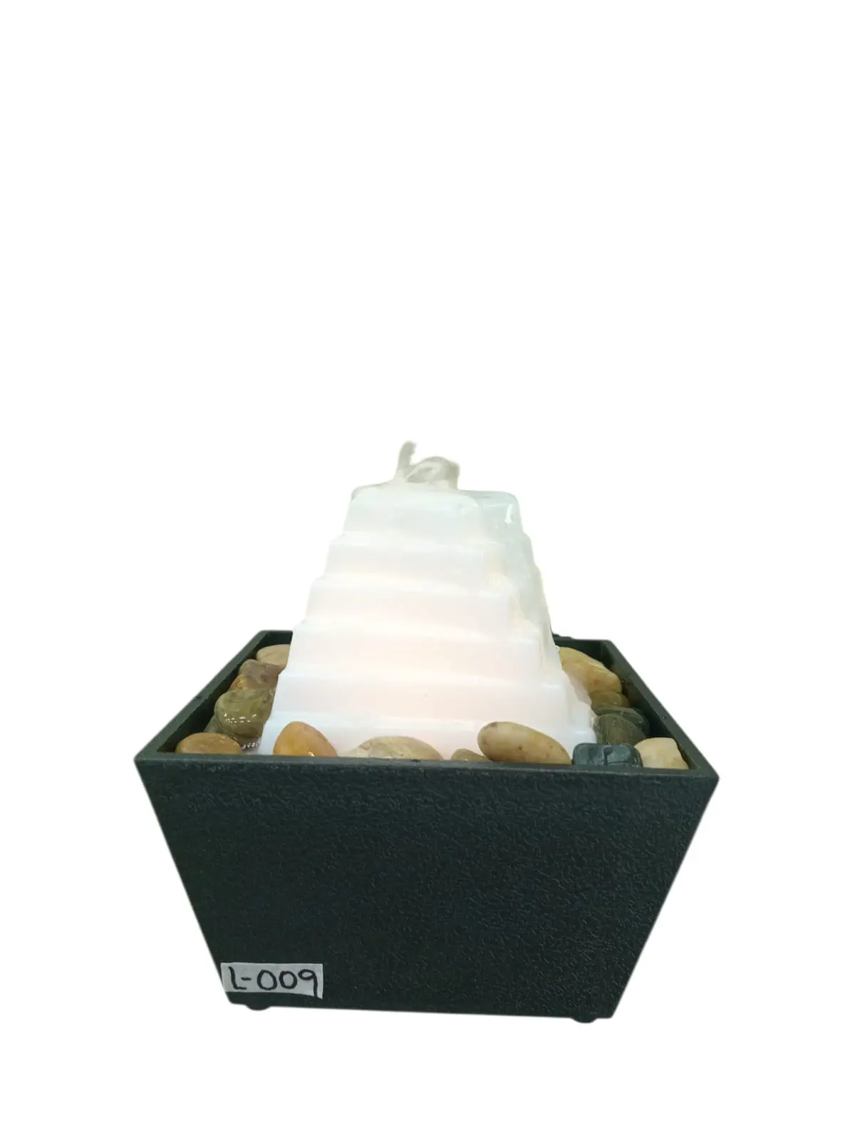 Mini fuente de agua negra con diseño piramidal de cascada escalonada, rodeada de piedras decorativas.