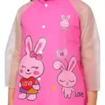 Carpa para lluvia infantil rosa con capucha, mangas transparentes con puntos y estampados de conejitos y corazones.