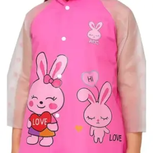 Carpa para lluvia infantil rosa con capucha, mangas transparentes con puntos y estampados de conejitos y corazones.