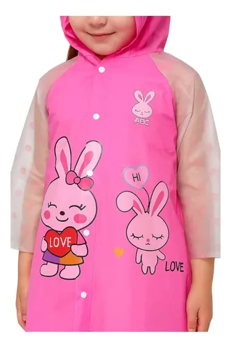 Carpa para lluvia infantil rosa con capucha, mangas transparentes con puntos y estampados de conejitos y corazones.