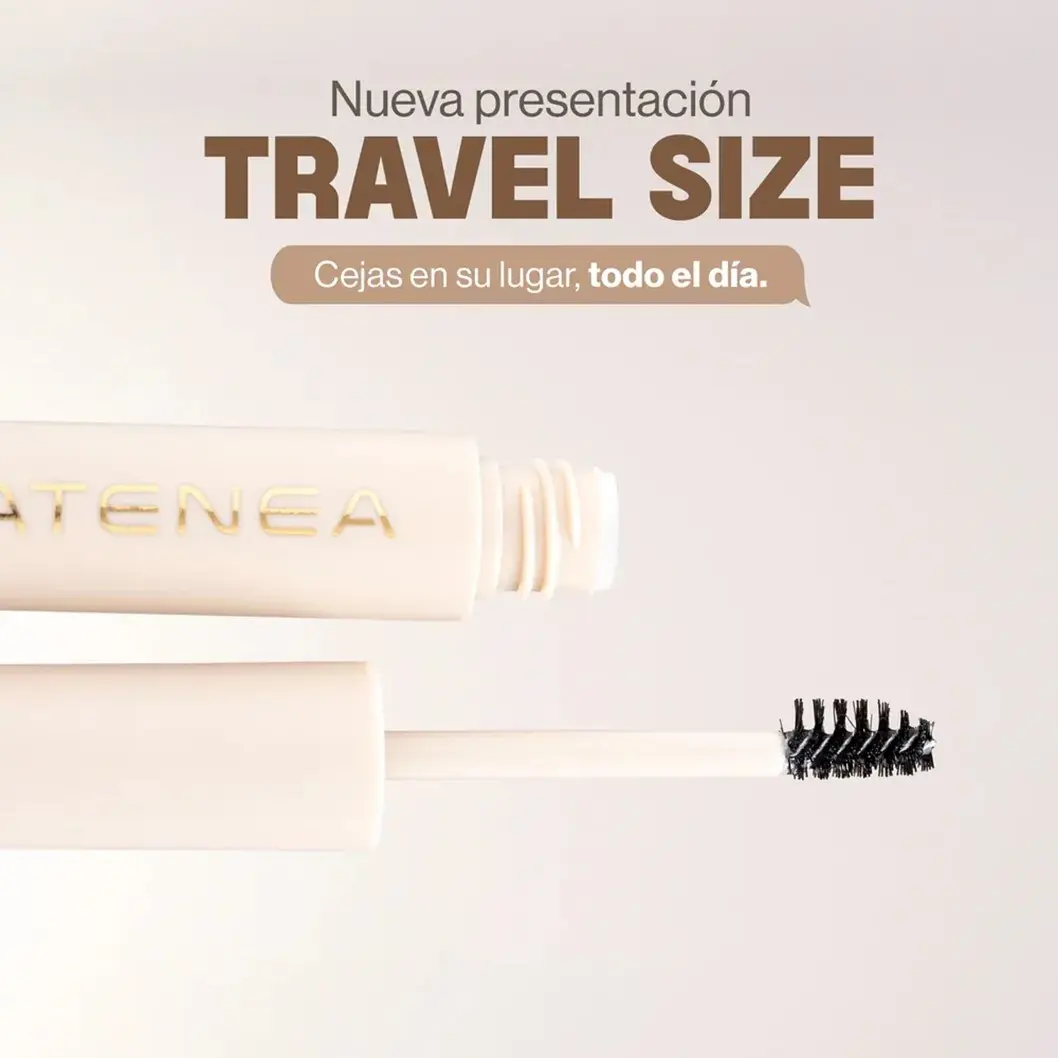 Mini gel fijador de cejas transparente Atenea, presentación travel size. Envase color crema con aplicador de cepillo negro.