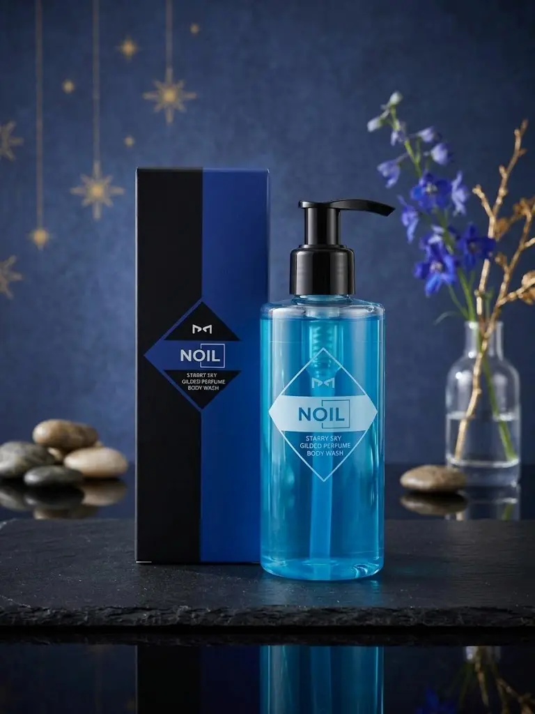 Jabón líquido corporal Noil Aquablue en envase transparente con dispensador, junto a su caja azul y negra sobre base de piedra, fondo estrellado y flores.