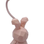 Lámpara infantil de conejo rosada con diseño geométrico de facetas, cuello flexible y cabezal de luz alargado.