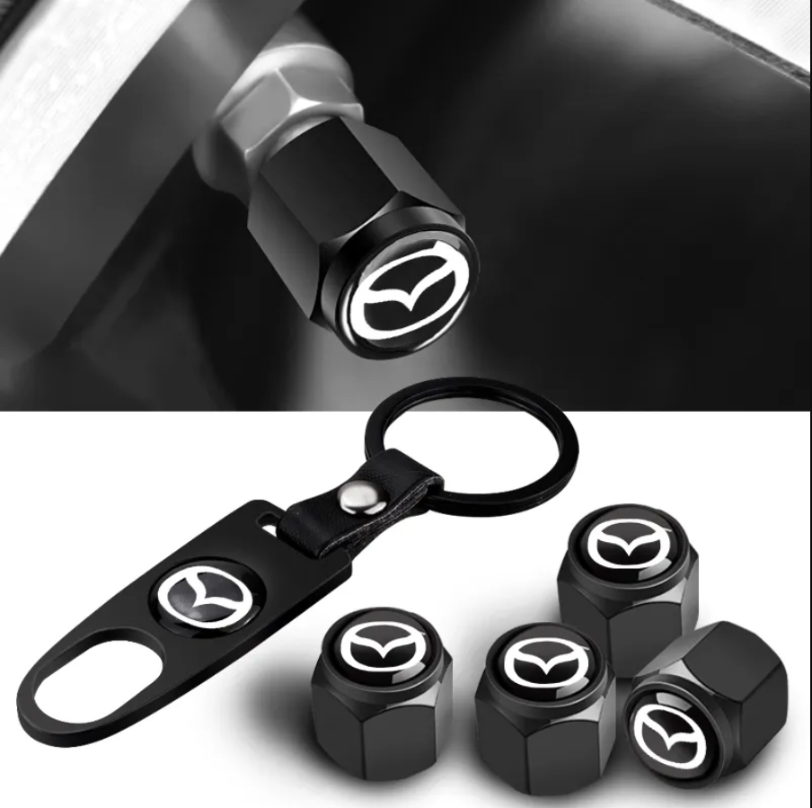 Set de cuatro tapas para válvulas de neumático negras en aluminio con logotipo de Mazda, acompañadas de un llavero metálico negro a juego.