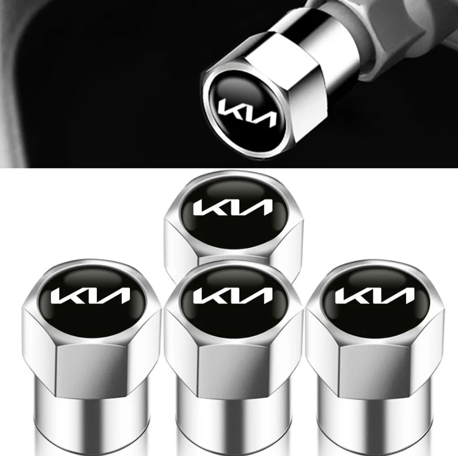 Set de tapas de válvula para neumático de carro en aluminio cromado con logotipo de la marca sobre fondo negro. Incluye cuatro unidades organizadas.