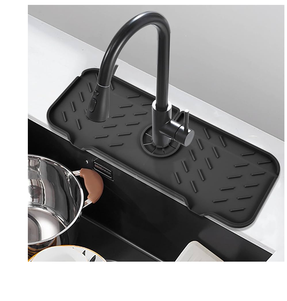 Protector en silicona negra para grifería de lavaplatos, diseño esquinero con ranuras de drenaje instalado alrededor de una llave monomando negra en cocina.