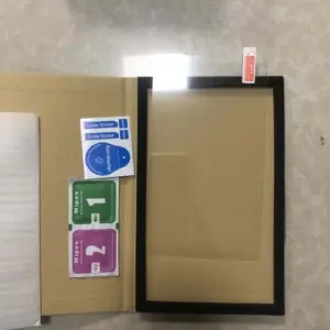 Protector de pantalla en vidrio templado para Nintendo Switch OLED con kit de instalación que incluye toallitas húmeda, seca y adhesivos para polvo.