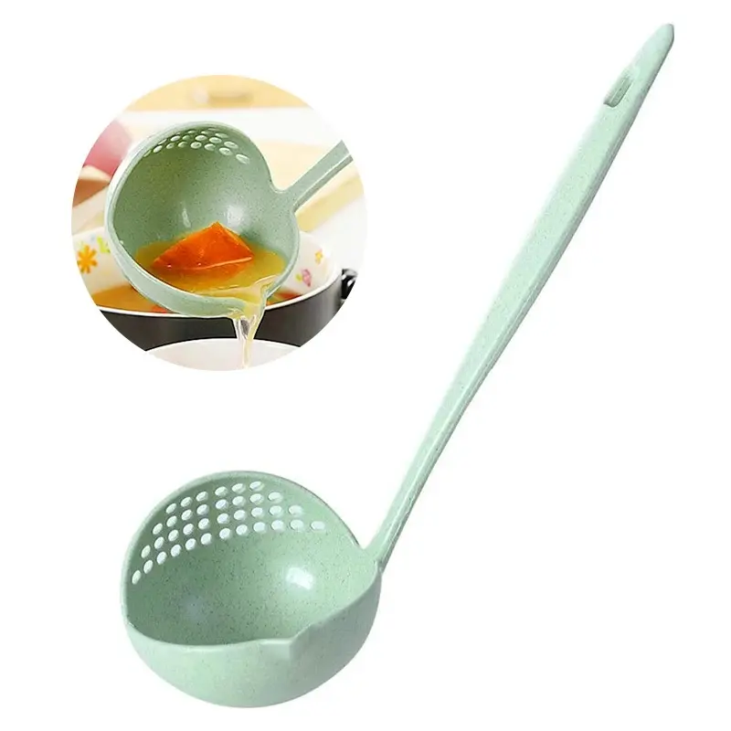 Cucharón verde menta con colador integrado y textura moteada, mostrado en uso para servir sopa separando el líquido de los sólidos.