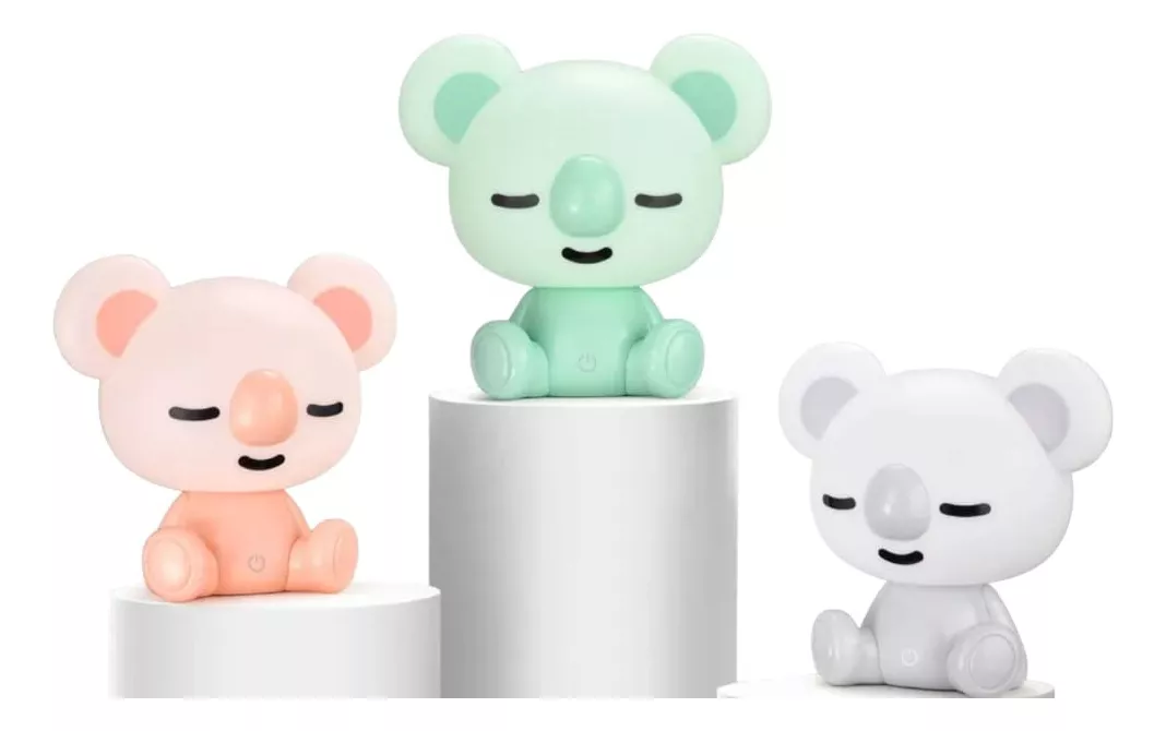 Tres lámparas LED infantiles de koala con control táctil en color rosado, verde menta y blanco, ubicadas sobre soportes cilíndricos blancos.