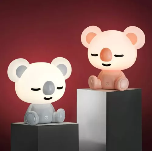 Dos lámparas LED infantiles de koala en tonos gris y rosa, con control táctil y diseño sentado sobre pedestales cúbicos.