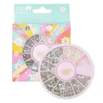 Paleta circular rosa con diversos cristales brillantes e iridiscentes y empaque decorado con motivos retro de margaritas y colores pastel.