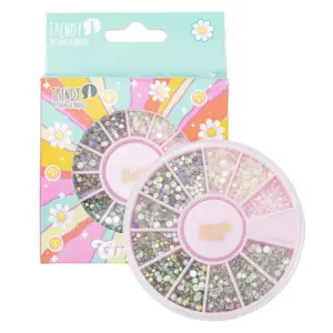 Paleta circular rosa con diversos cristales brillantes e iridiscentes y empaque decorado con motivos retro de margaritas y colores pastel.