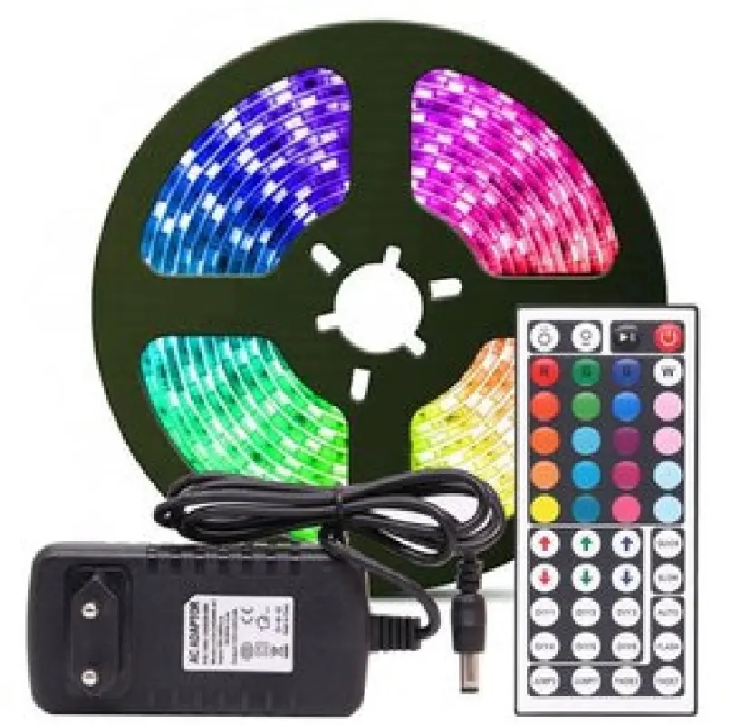 Rollo de cinta LED RGB de 5 metros con fuente de poder, adaptador y control remoto infrarrojo de múltiples colores.