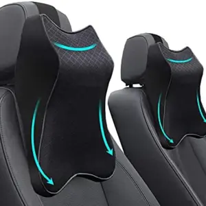Cojín cervical ergonómico negro de espuma viscoelástica con textura en rombos, instalado sobre el reposacabezas de dos asientos de cuero para carro.