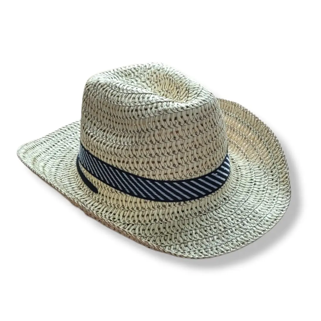 Sombrero de paja color beige estilo vaquero con banda negra de rayas diagonales para protección solar.