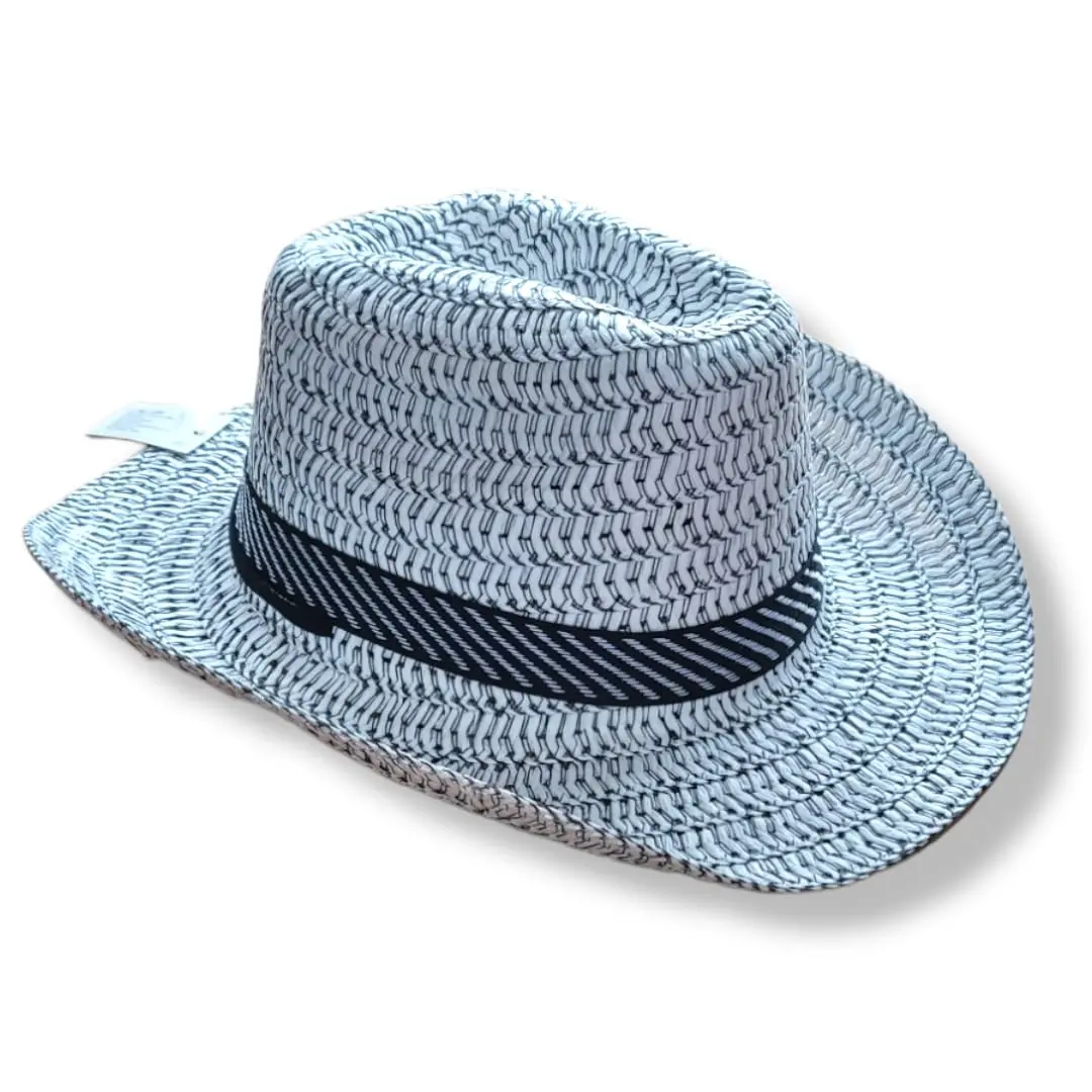 Sombrero de paja bicolor blanco y negro con banda rayada, estilo Panamá y ala curva, ideal para sol y exteriores.