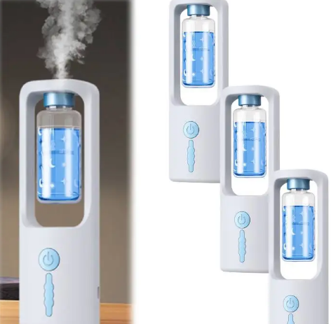 Humidificador portátil blanco con depósito de agua transparente azul y niebla visible, sobre superficie de madera.