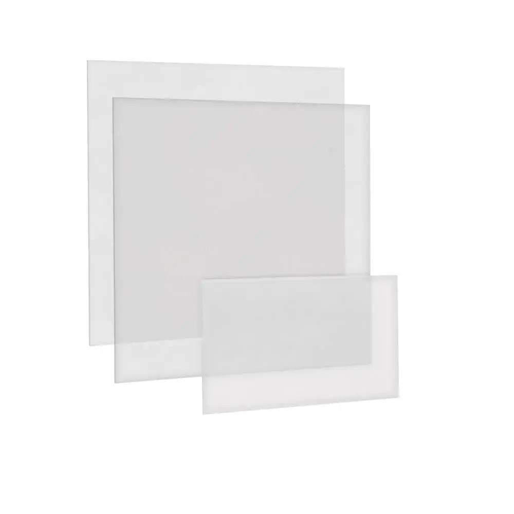 Tres láminas de mica de policarbonato transparente de distintos tamaños para caretas electrónicas, dispuestas de forma superpuesta.