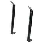 Par de soportes verticales negros de acero con pestañas perforadas para fijación en estructuras de carga.