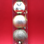 Set de tres bolas navideñas doradas de 6 cm en empaque vertical, con acabados brillante, mate y escarchado, listas para colgar en el árbol de Navidad.