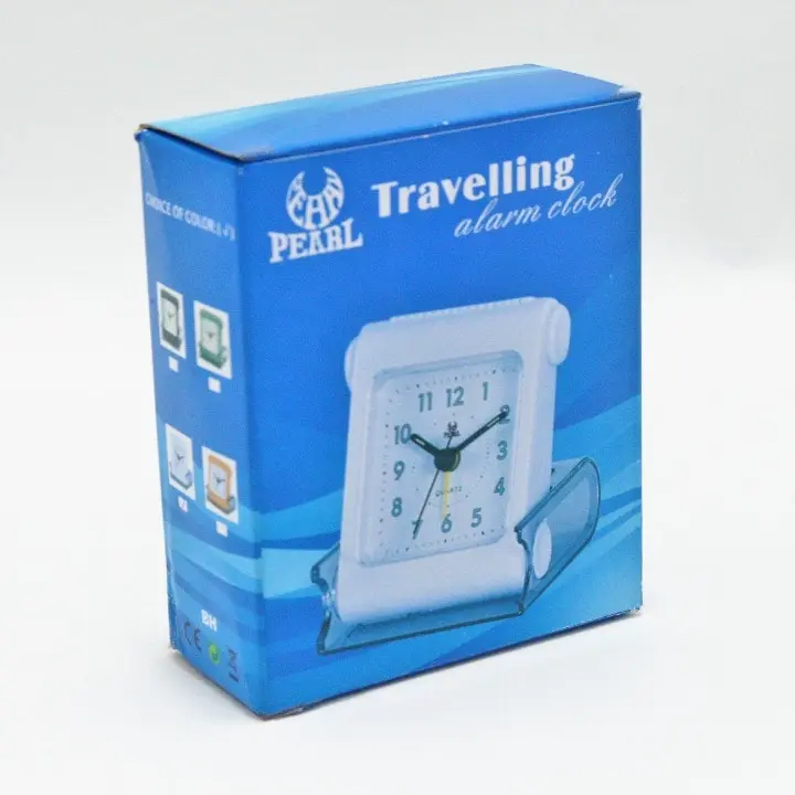Caja azul de reloj despertador portátil de viaje Pearl, mostrando una del reloj blanco con estuche translúcido y variantes de color.