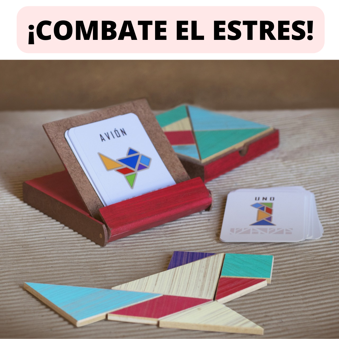 Juego de ingenio Tangram en madera sobre soporte rojo con tarjetas de figuras, caja y piezas geométricas dispuestas sobre superficie estriada.