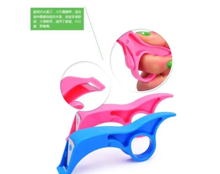 Pelador de frutas manual rosa y azul con diseño de anillo para dedos y cuchilla de acero inoxidable.