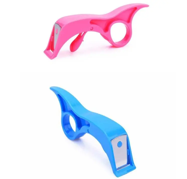 Dos peladores de vegetales manuales con diseño ergonómico y anillo para dedo, en colores rosa y azul, con hoja de acero inoxidable.