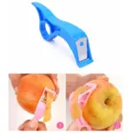 Pelador de vegetales manual azul con hoja de acero inoxidable y anillo para agarre firme, mostrado en uso sobre una manzana.