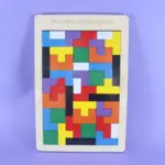 Rompecabezas de madera con piezas tipo Tetris de colores vibrantes encajadas en un tablero rectangular con la inscripción Wooden Intelligence.