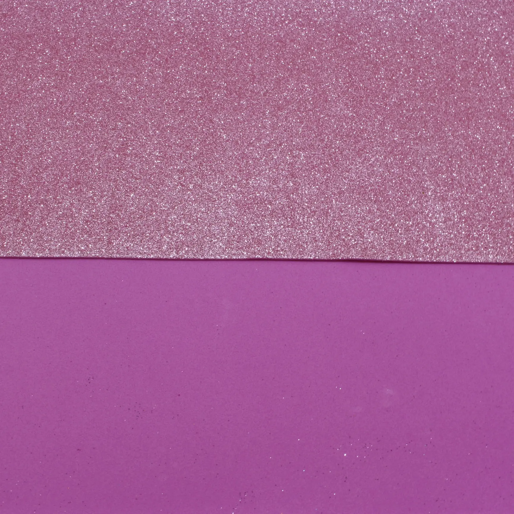 Pliego de foami escarchado rosado brillante en la parte superior y lámina de goma eva lisa morada en la inferior.