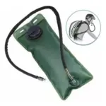 Bolsa de hidratación verde con tubo negro y tapa de rosca, vista diagonal, con un detalle circular que muestra su uso en una mochila deportiva.