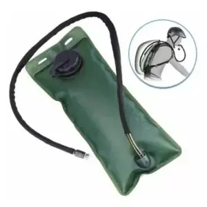 Bolsa de hidratación verde con tubo negro y tapa de rosca, vista diagonal, con un detalle circular que muestra su uso en una mochila deportiva.