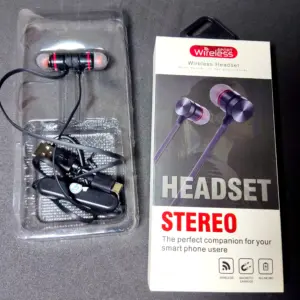 Auriculares inalámbricos deportivos negros con micrófono, en su empaque de cartón blanco y estuche plástico transparente con cable de carga USB.