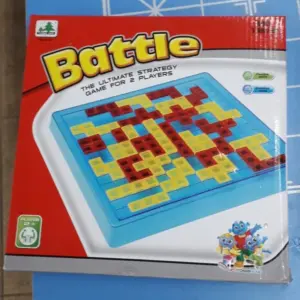 Caja roja de juego de mesa de estrategia Battle para dos jugadores, con tablero azul y piezas geométricas amarillas y rojas encajadas.