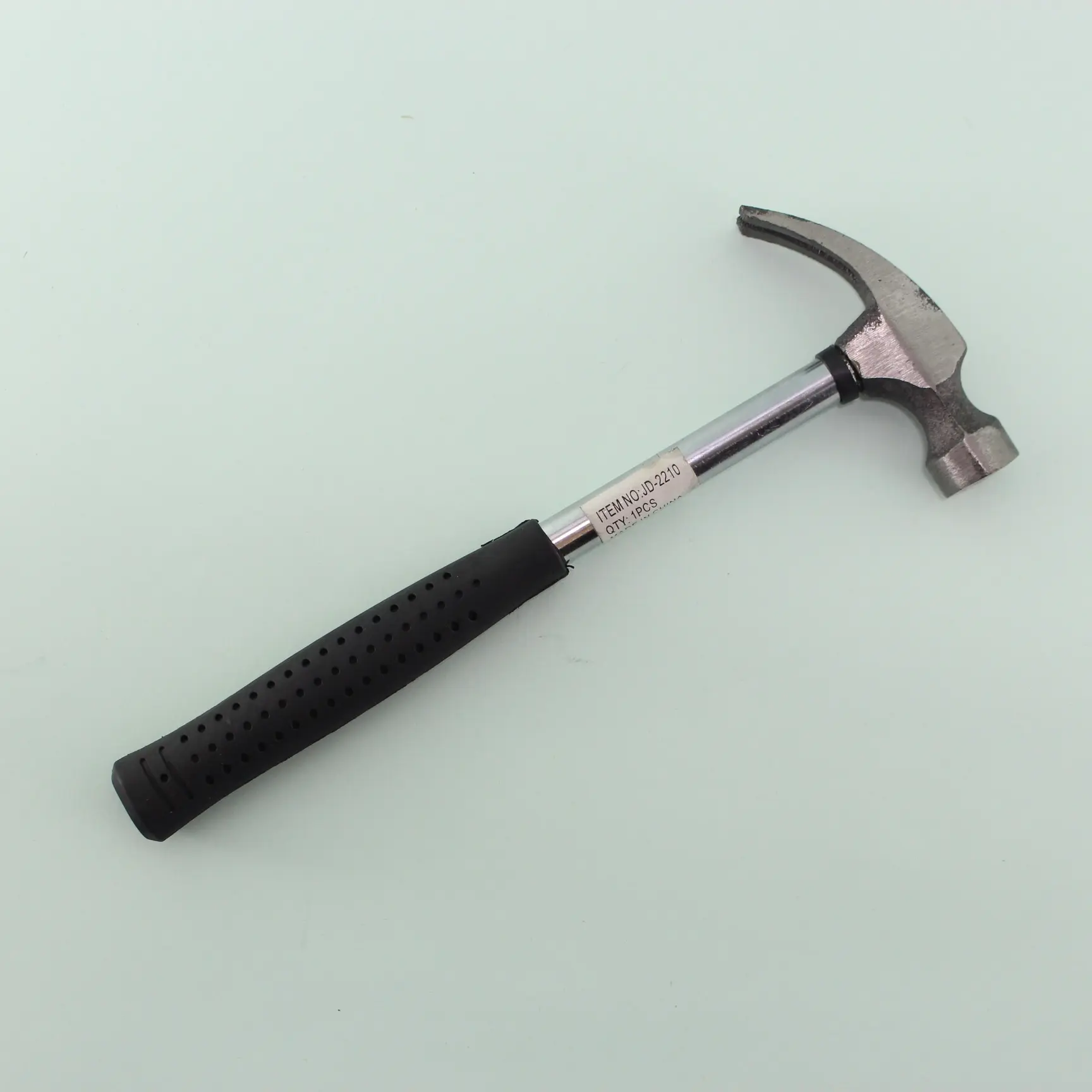 Martillo de carpintería con cabeza metálica, eje plateado y mango ergonómico negro con textura antideslizante, sobre fondo azul claro.